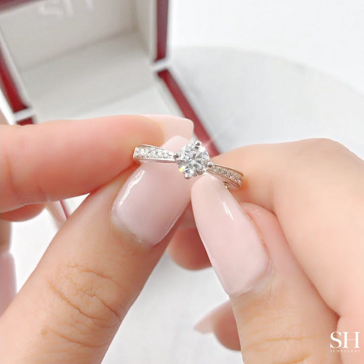 Classic offset 4-Claw setting with tapered band - W0021