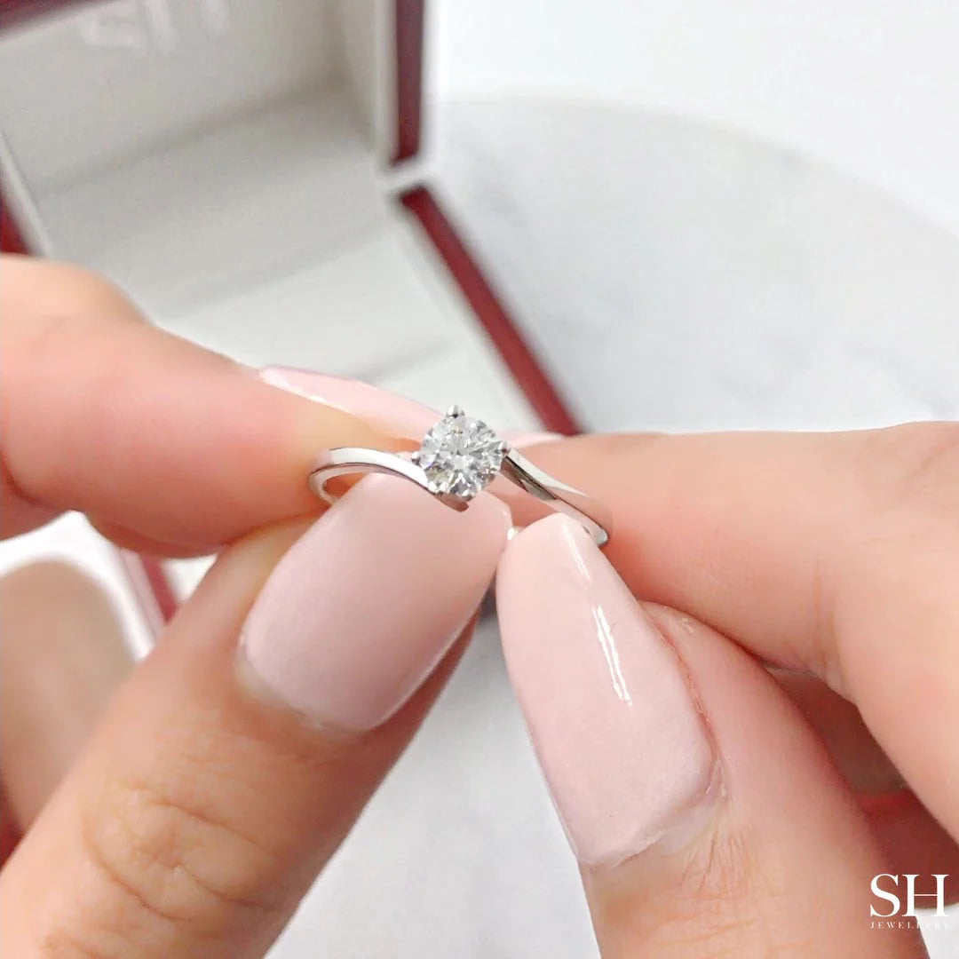 4-Claw Solitaire Engagement Ring with Offset Tapered Shoulders - W0013