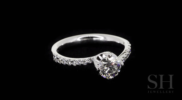Four claw twist with sweeping shoulder diamonds - W0332