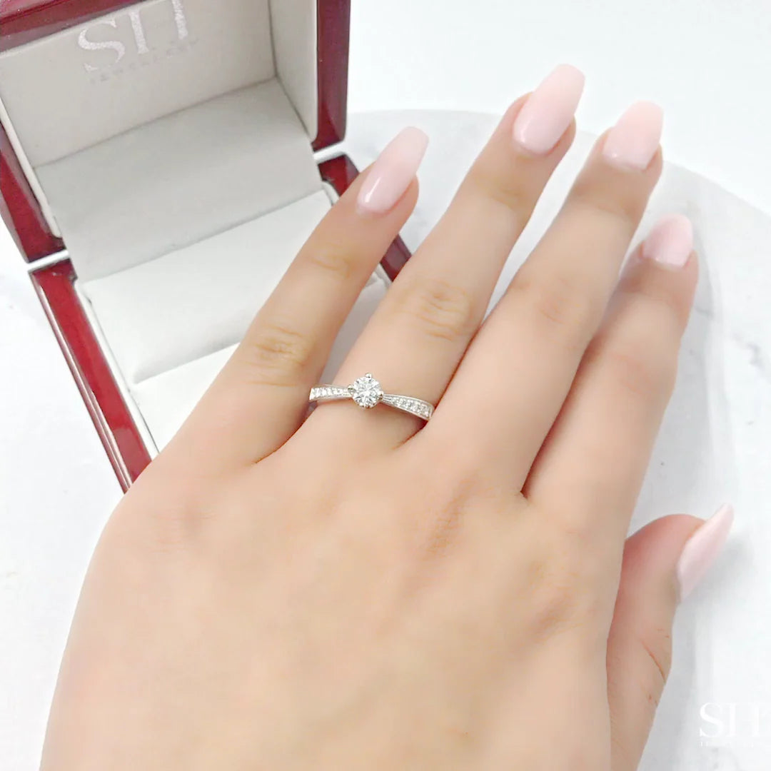 Classic offset 4-Claw setting with tapered band - W0021