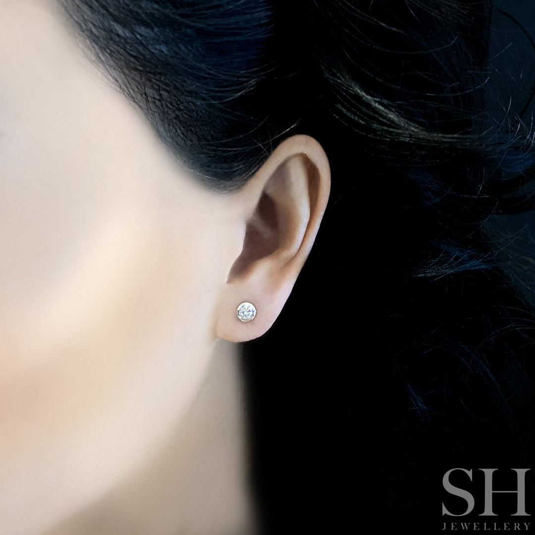 thumb_caption:0.50ct TW centre diamonds (0.25ct each)|thumb_group:3