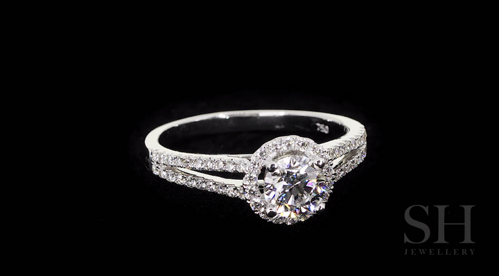 video:JFdmBfhiRLI|video360:true|caption:Shown with 0.70ct diamond.|option:Carats=0.70 carat|thumb_caption:0.70 carat|thumb_group:2