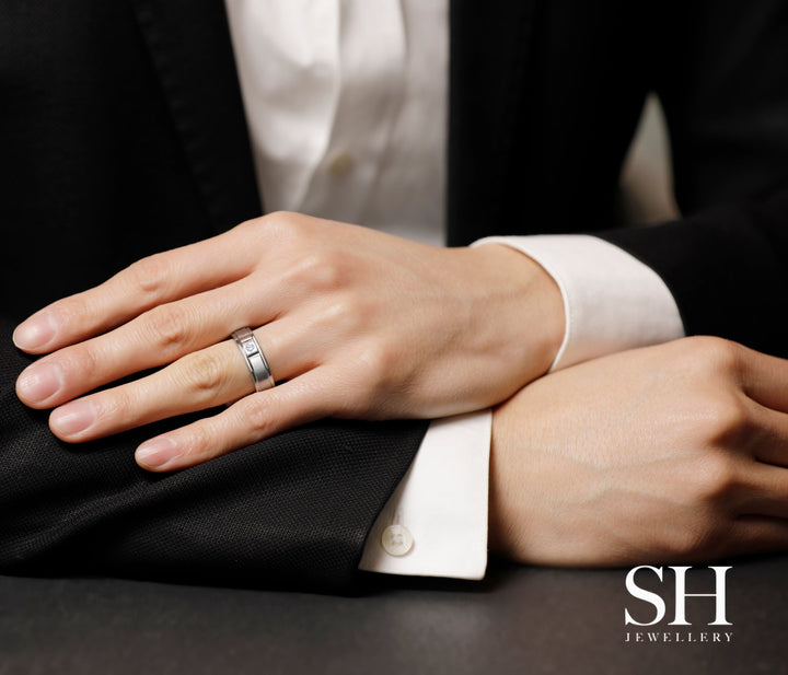 Pictured with 0.10ct diamond|thumb_caption:0.10 carat|thumb_group:2|grid_preview:true