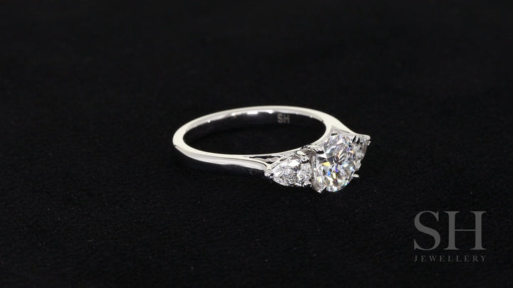 video:b90QSYNjmlE|video360:true|caption:Shown with 1.0ct diamond.|option:Carats=1.0 carat|thumb_caption:1.0 carat