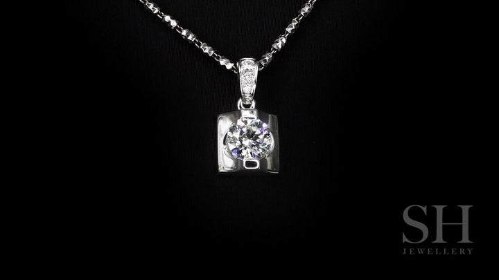 video:2_xu3czuDD4|video360:true|caption:Shown with 0.55ct diamond.|option:Carats=0.5 carat|thumb_caption:0.55 carat