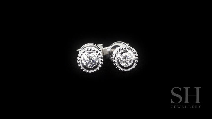 video:U6u6gYr5NKU|video360:true|caption:Shown with 0.36ct diamond.|option:Carats=0.36 carat|thumb_caption:0.36ct TW centre diamonds (0.18ct each)|thumb_group:2