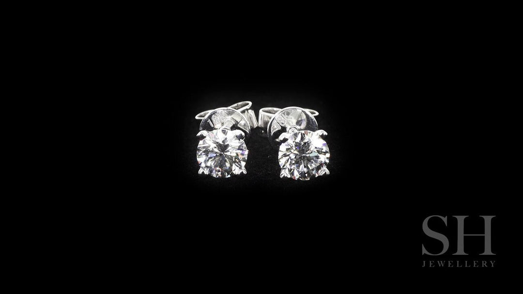 video:IDm3kgh8y7w|video360:true|caption:Shown with 1.2ct TW centre diamonds (0.60ct each)|option:Carats=1.2 carat|thumb_caption:1.2ct TW centre diamonds (0.60ct each)|thumb_group:3