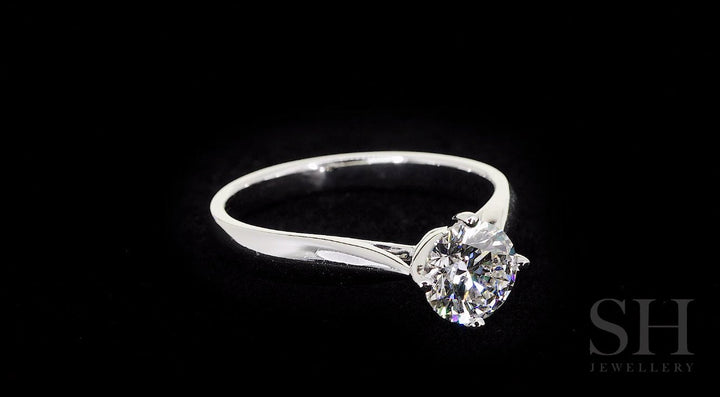 video:qF_yw7VgVmo|video360:true|caption:Shown with 1.06ct diamond.|option:Carats=1.0 carat|thumb_caption:1 carat|thumb_group:2