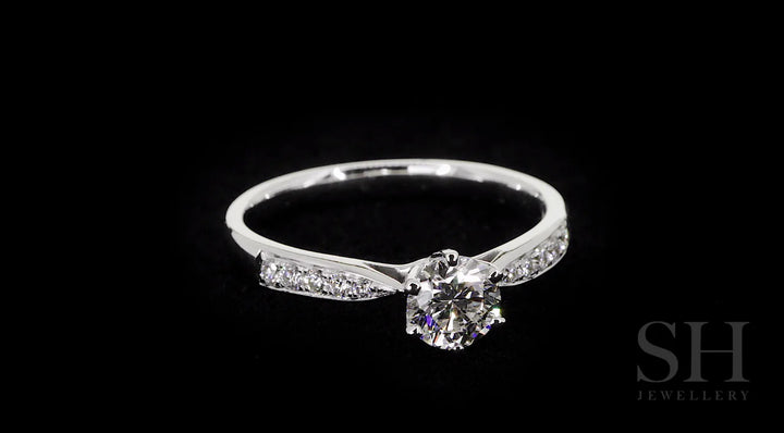 Minimalistic 6-claw ring with milgrain tapered band - W0248