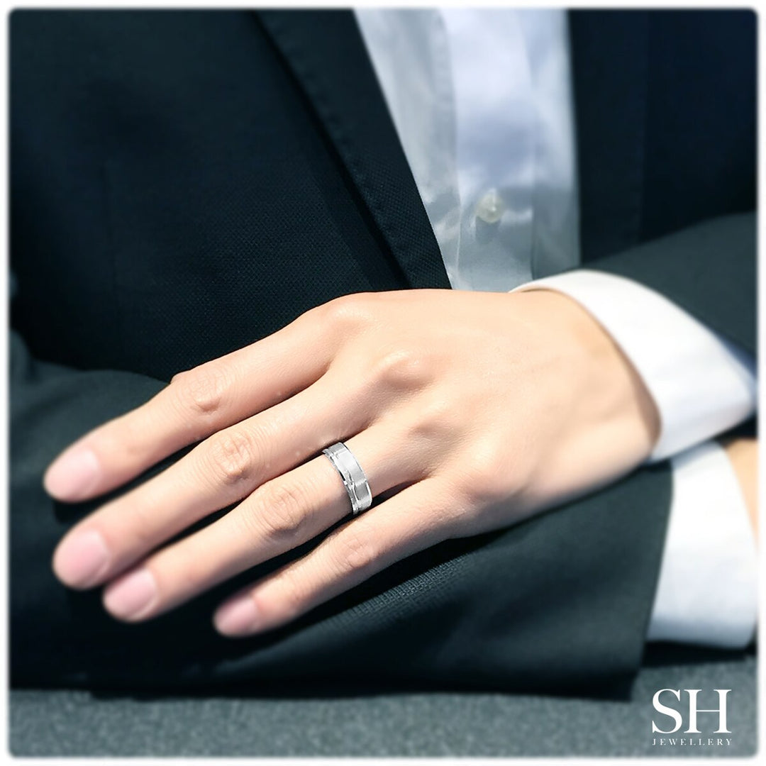 Pictured with 18k white gold|thumb_caption: 18k white gold|thumb_group:2