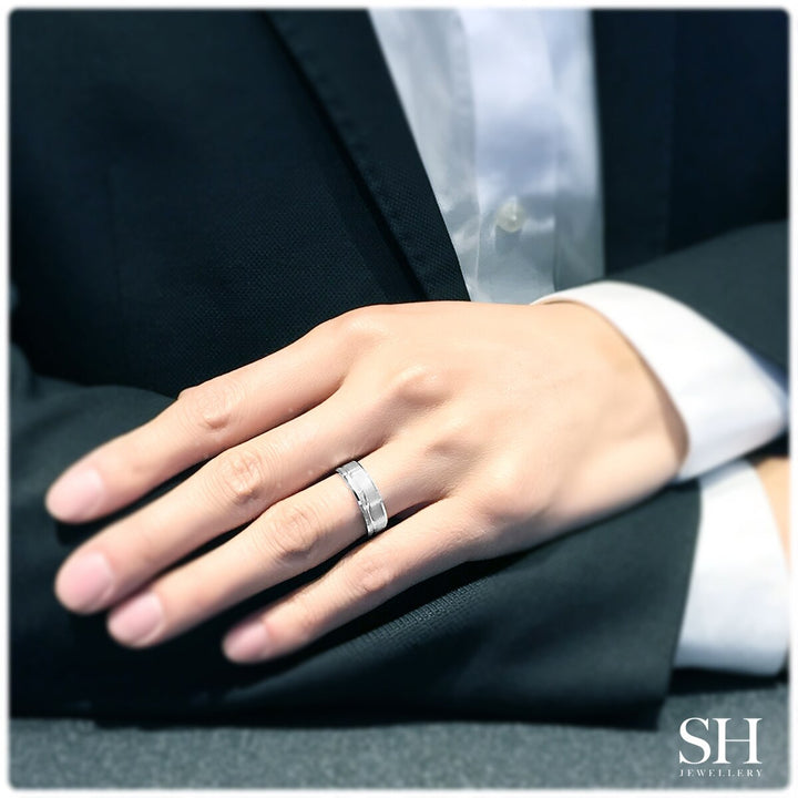 Pictured with 18k white gold|thumb_caption: 18k white gold|thumb_group:2